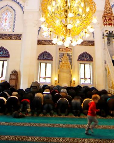 المساجد في الغرب ضرورة ومسؤولية.. فكيف نطورها؟