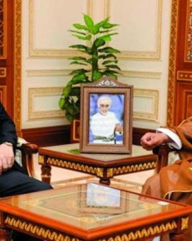 سفير فلسطين يلتقي وزير المكتب السلطاني العُماني