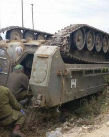 إصابة 5 إسرائيليين بانقلاب ناقلة جند في النقب