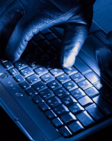 الشرطة تكشف عن جرائم تشهير عبر الفيس بوك بالخليل