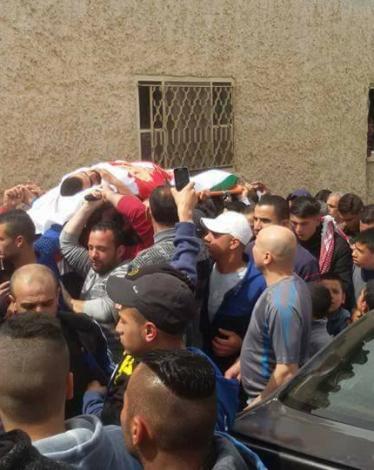 جماهير الخليل تشيّع جثماني الشهيدين قيسية وأبو غازي