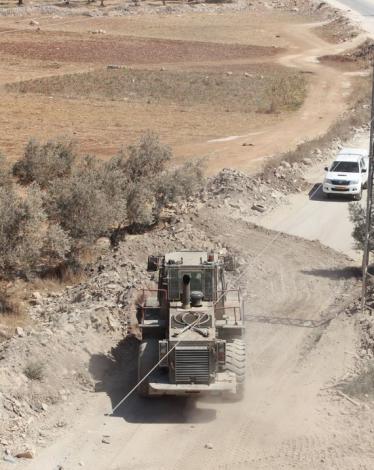 جرافة إسرائيلية تفتح مداخل قرى جنوب نابلس