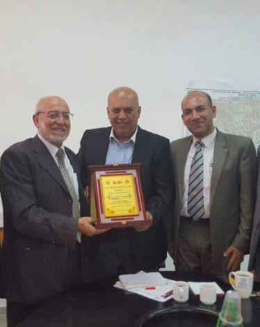 حماس تزور رئيس منطقة الوسطى بوكالة الغوث