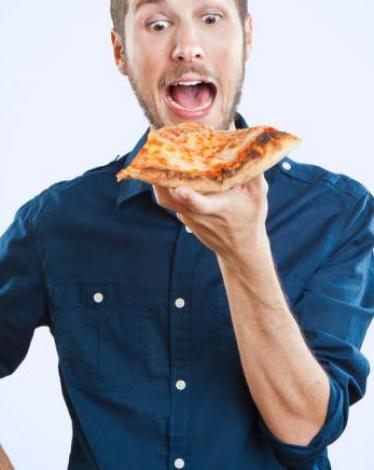 رجل يأكل بيتزا
