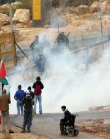 الاحتلال يقمع مسيرة بلعين