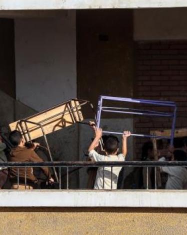 بحجّة عدم توفّر عمّال نظافة فيها، استعانت مدارس حكومية مصرية ابتدائية وإعدادية في محافظات عدّة، بتلاميذها لإنجاز مهام غير منوطة بهم. فراح هؤلاء ينظّفون أفنية مدارسهم من المخلفات والأوراق وكذلك دورات مياهها، ويرتّبون المقاعد في غرف الصفوف، خلال إجازة منتصف