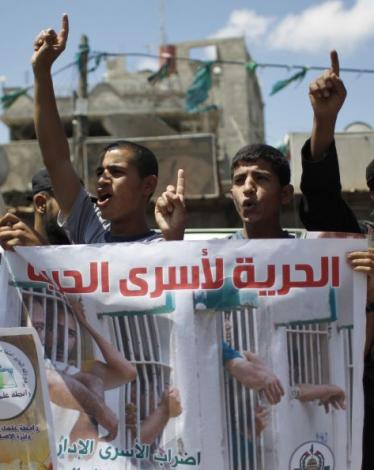 الاحتلال يواصل عزل 16 أسيرًا فلسطينيًا