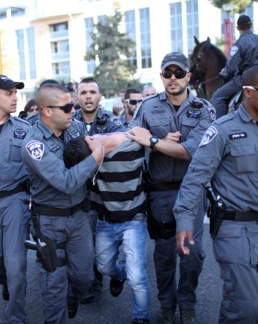 الاحتلال يعتقل المواطن يوسف مخيمر من مخيم شعفاط، وسط ‏القدس المحتلة