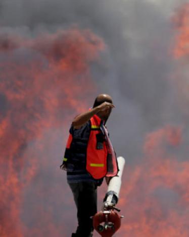 إخماد الدفاع الفلسطيني الحرائق في إسرائيل