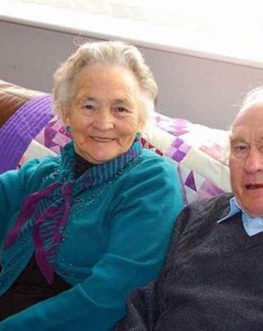 بعد 71 عاما لم يفترقا خلالهما، توفيت عجوز بريطانية عقب وفاة زوجها بأربع دقائق فقط.  وذكرت صحيفة 