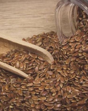 فوائد بذور الكتان لا تقف عند حدود. فهذه الحبوب الصغيرة الداكنة اللون، عُرفت بمنافعها المهمّة للصحة منذ القِدم، وهي لا تزال تزداد شهرة مع مرور الزمن. تتمتّع بغنىً لافت باحماض الاوميغا 3 ، وتحتوي على نسب عالية من البروتين والألياف. غنيّة بالمعادن مثل الكالس