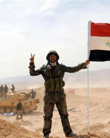الجيش السوري يقترب من تطويق داعش في البادية