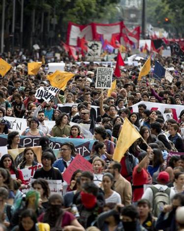 أولياء أمور ينظمون مسيرة في الذكرى السنوية الثانية لاختفاء 43 طالبًا بالمكسيك