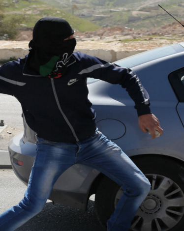 رشق مركبات المستوطنين برام الله