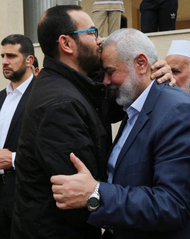 هنية يزور بيوت شهداء مسيرات العودة