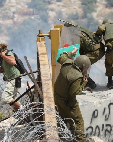 الاحتلال يعتقل ناشط ومتضامنة ويصيب مواطن بقمع مسيرة بلعين