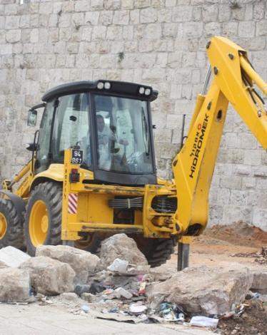 انفجار لغم قديم بجرافة أثناء عملها بمدينة الخليل