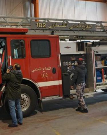 الدفاع المدني يخلي 11 عائلة من حريق سكني في الرام