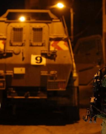 ein-israelischer-soldat-haelt