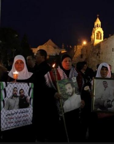 إضاءة الشموع في بيت لحم تضامنا مع الأسرى