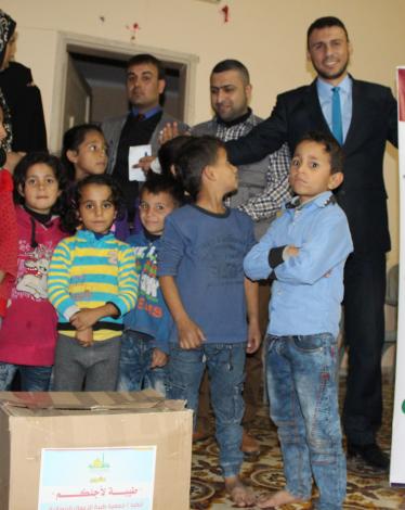 جمعية طيبة توزع طرود غذائية على الأسر المتعففة بغزة