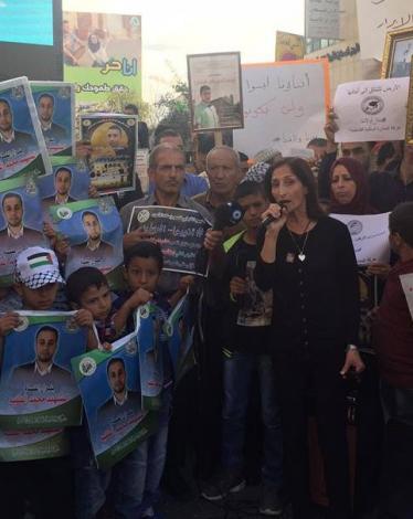 وقفة بالخليل تطالب باسترداد جثامين الشهداء المحتجزة لدى الاحتلال