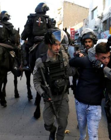 عناصر من شرطة الاحتلال يعتقلون فلسطينيا خلال مظاهرة بشرق القدس المحتلة (رويترز)