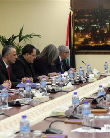 الحكومة تطالب حماس بتسليمها إدارة غزة بالكامل