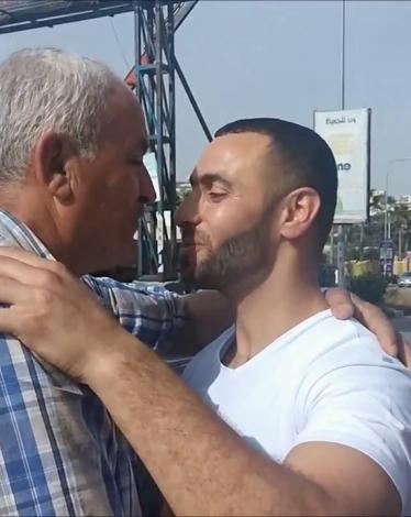 الأسير عايش لحظة تحرره في شهر أبريل نيسان