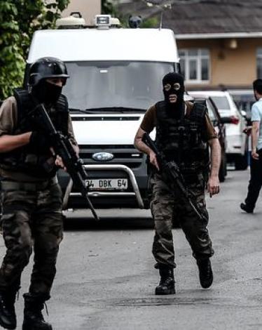 des-officiers-de-police-patrouillent-dans-les-rues-d-istanbul-le-10-aout-2015_5399735