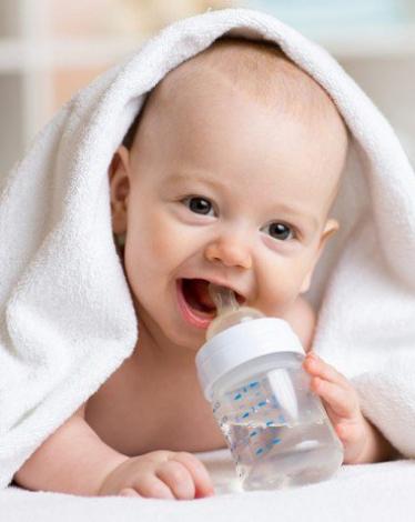 baby_drink_water