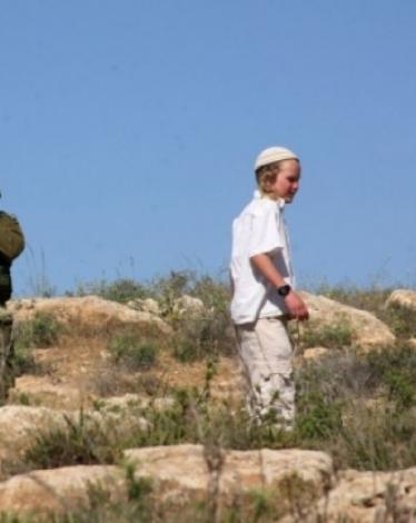 مستوطنون يخطون شعارات عنصرية ببيت لحم