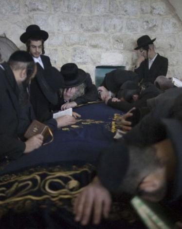 مستوطنون يقتحمون قبر يوسف