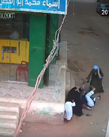  أب يطلق النار بوحشية على ولده ويقتله أمام والدته
