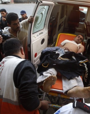 أصيب شابان بجروح، اليوم الأحد، جراء انفجار داخلي وقع في مدينة دير البلح، وسط قطاع غزة.  وأفاد مراسل 