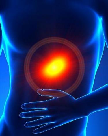 يعاني الكثير من الناس من مشكلة حرقة المعدة، ويكون السبب غالباً الإجهاد، وسوء التغذية، أو توتر الأعصاب. وإذا كنتم تعانون من هذه العوارض، مثل العديد من أصدقائكم، فلا تعتبروا الأمر عادياً، بل استعينوا على الأقل في مرحلة أولية بالعلاجات المنزلية، لتهدئتها.  و