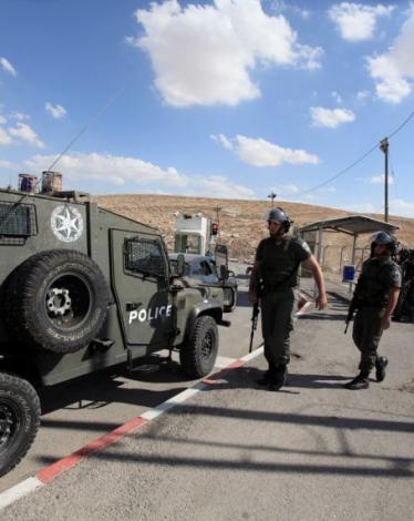 الخليل: الاحتلال يفتش 