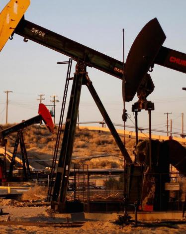 النفط يتراجع مع استمرار مخاوف تخمة المعروض