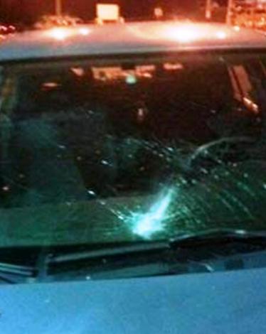 إلقاء حجارة على سيارة للمستوطنين برام الله 