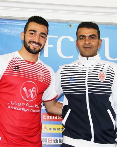 المدرب أيمن صندوقة واللاعب عبد الله جابر