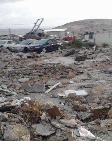 الاحتلال يهدم معرضا للسيارات في القدس