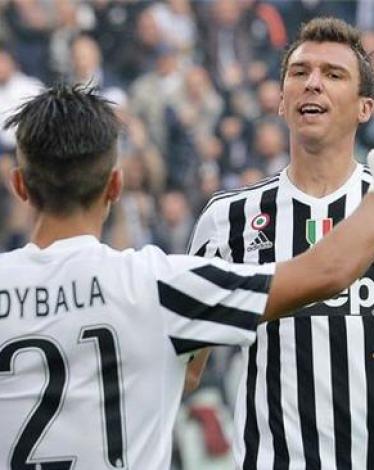 ماندوزكيتش وديبالا لاعبي يوفنتوس