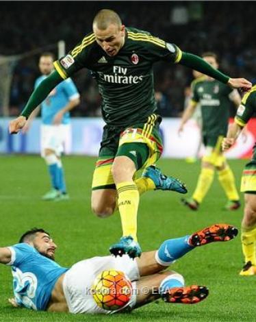 نابولي يوقف صحوة ميلان في مباراة عنيفة