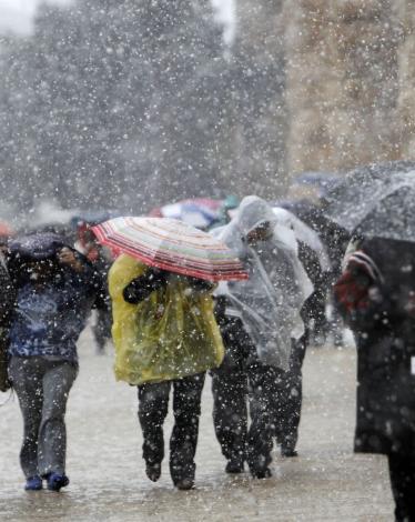 قالت الأرصاد الجوية الفلسطينية، إن منخفضًا جويًا، وأمطار متوقعة شمال البلاد صباح ونهار الثلاثاء، تمتد على فتراتٍ إلى المناطق الوسطى. وأوضح أنه ومع وفجر الأربعاء تهطل الأمطار في أغلب المناطقة، وتكون غزيرة. وبيّن أن الأمطار ستصحب بعواصف رعدية، وتستمر حتى سا