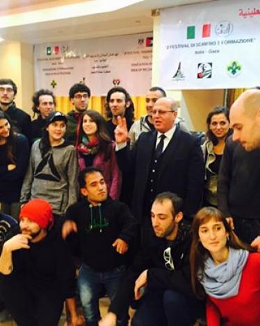 النائب جمال الخضري خلال لقاء وفد تضامني إيطالي