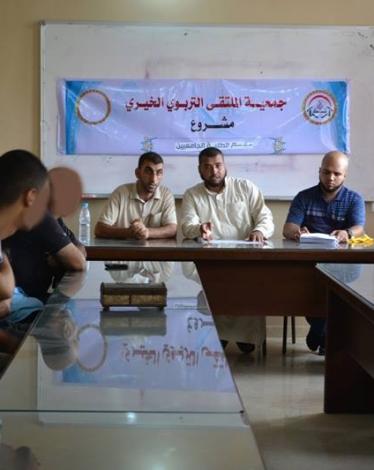 صورة خبر توزيع الملتقى التربوي مساعدات مالية لطلاب الجامعات بالنصيرات