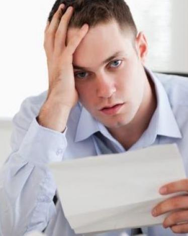 تضحكين في المواقف المحزنة؟ لست الوحيدة فالأمر طبيعي وهذا تفسير العلم لذلك!