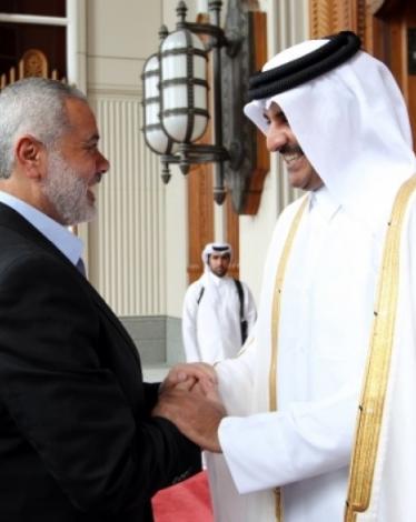 أمير قطر يهنئ هنية بانتخابه رئيساً للحركة
