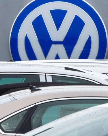 اعترفت شركة 'فولكس فاغن' الألمانية اليوم الخميس، بانتهاكها للقوانين الأميركيّة حسب ما قالته المدعية العامة الأميركية، لوريتا لينش، ووافقت الشركة على دفع 4.3 مليار دولار، وذلك في محاولة من الشركة لتسوية الفضيحة الكبيرة التي طالتها، وذلك بعد تلاعبها بنتائج 