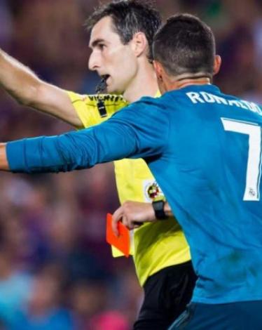 إيقاف رونالدو خمس مباريات بسبب دفع الحكم